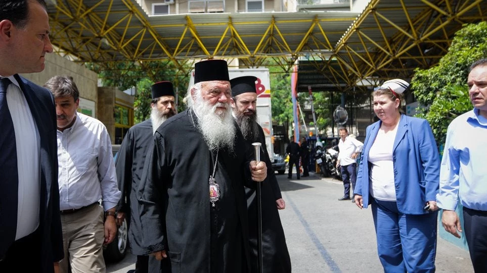 Ο Αρχιεπίσκοπος Ιερώνυμος σε Ευαγγελισμό και Παίδων – Επισκέφθηκε τραυματίες από τις φωτιές (εικόνες)